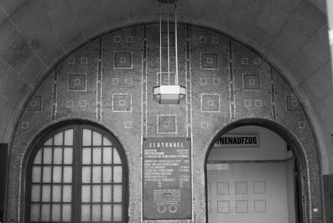 隧道入口黑白图片