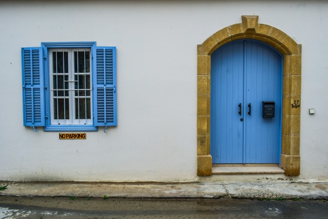 墻面藍色門窗圖片