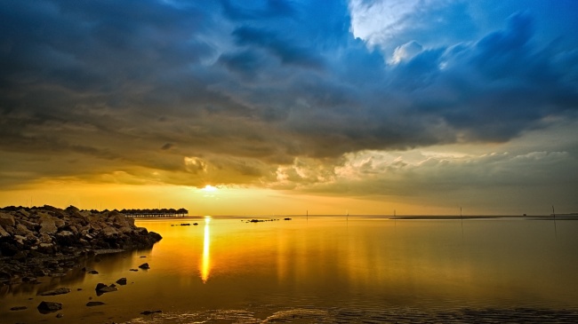 黄昏夕阳湖泊风景图片