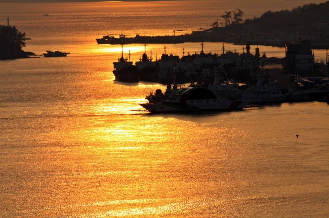 夕阳下海面渔船图片
