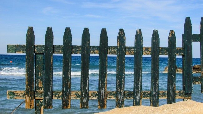 海滩木栅栏图片