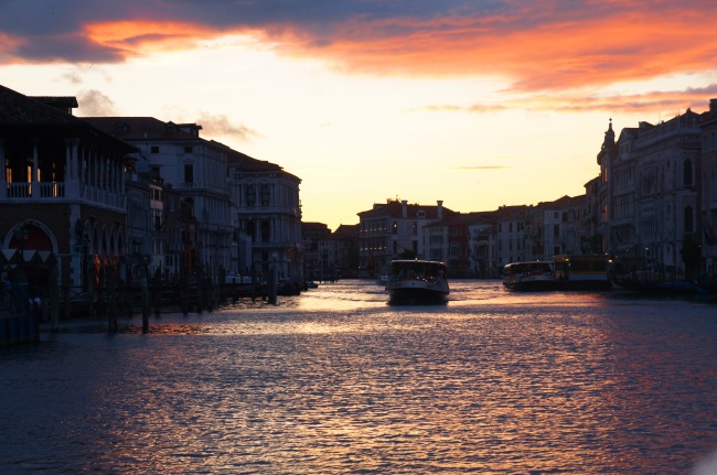 水上城市威尼斯日落图片