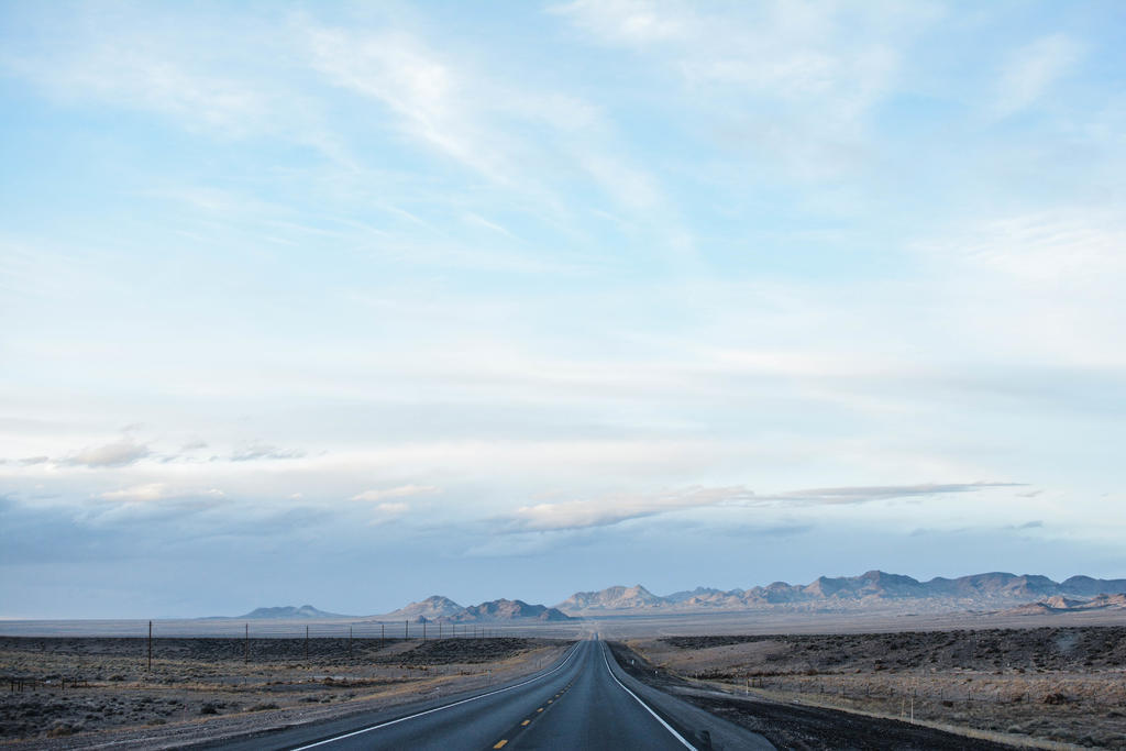沙漠公路在户外道路风景天空