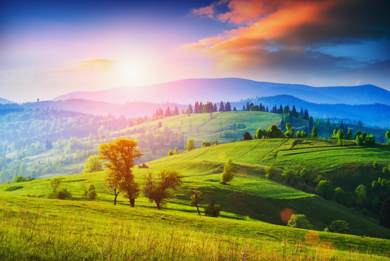 蓝色天空绿色草地上清晨喀尔巴阡河谷彩云和美丽光芒的日出风景图