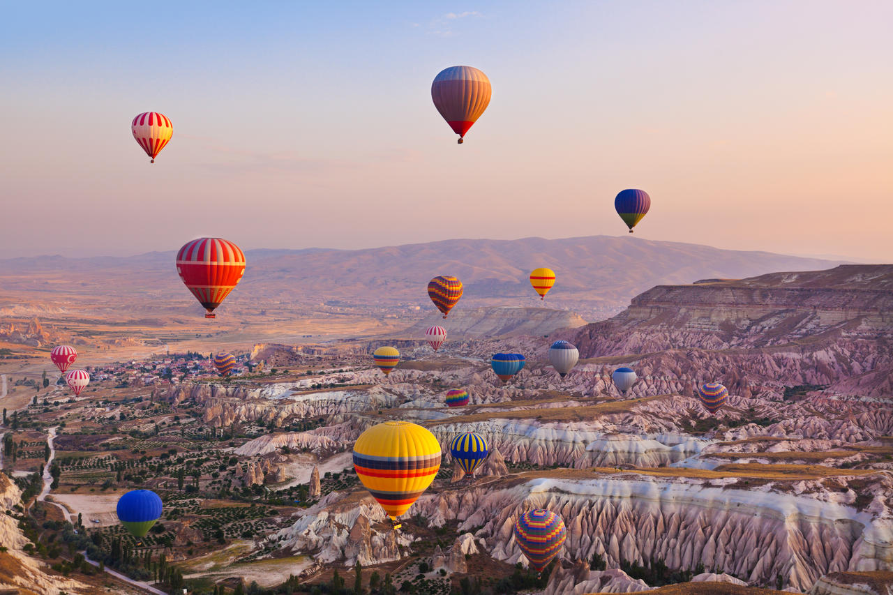 热气球飞越土耳其卡帕多西亚的岩石景观土耳其旅游