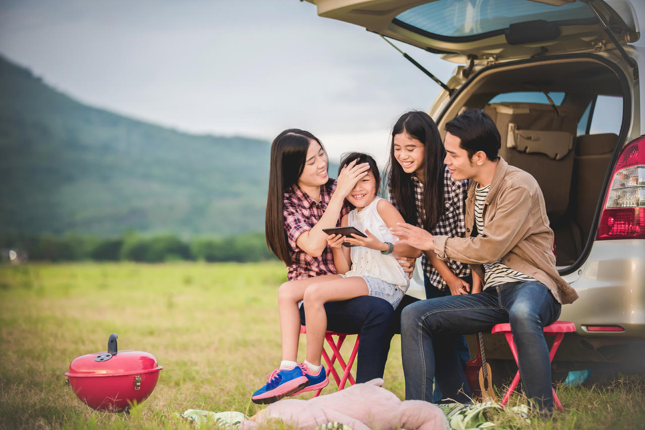 家人围坐在露营车里享受道路旅行和夏季度假幸福一家人幸福家庭幸福的人户外旅游自驾游