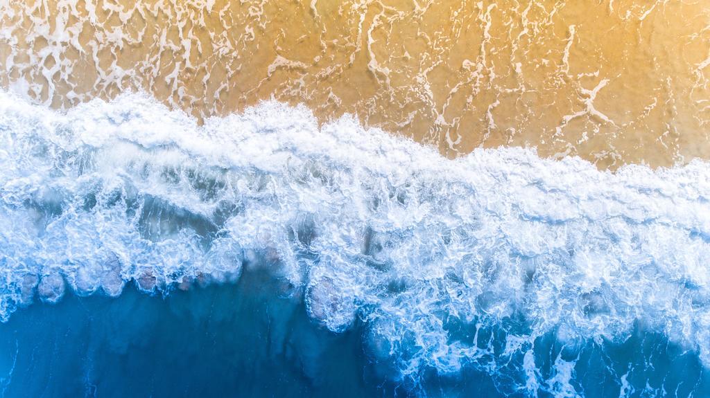 夏天海报背景夏天背景蓝色休闲度假户外海边海浪拍打沙滩