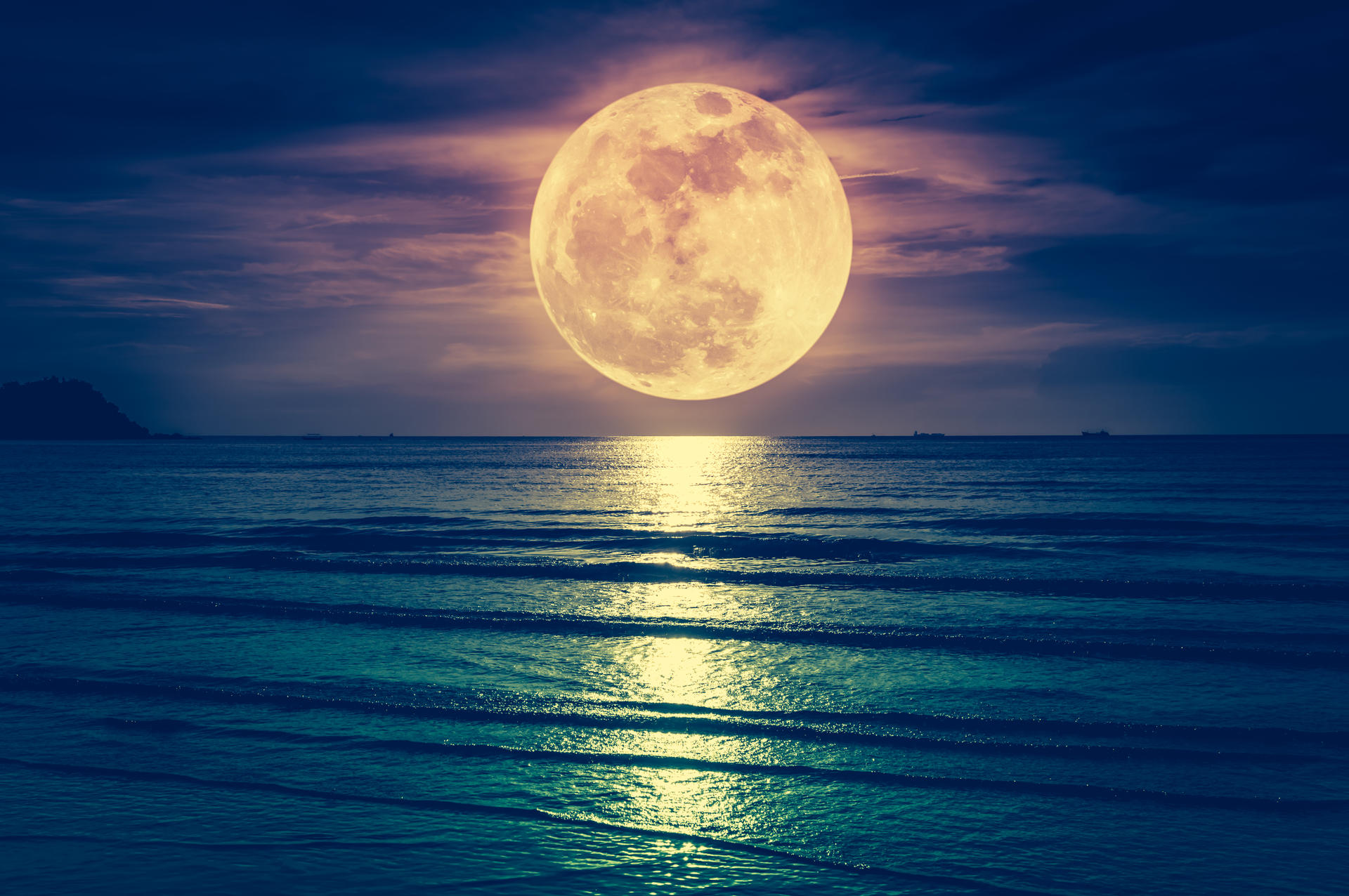 超级月亮色彩斑斓的天空云与皎洁的月亮在晚上的海景月亮中秋节