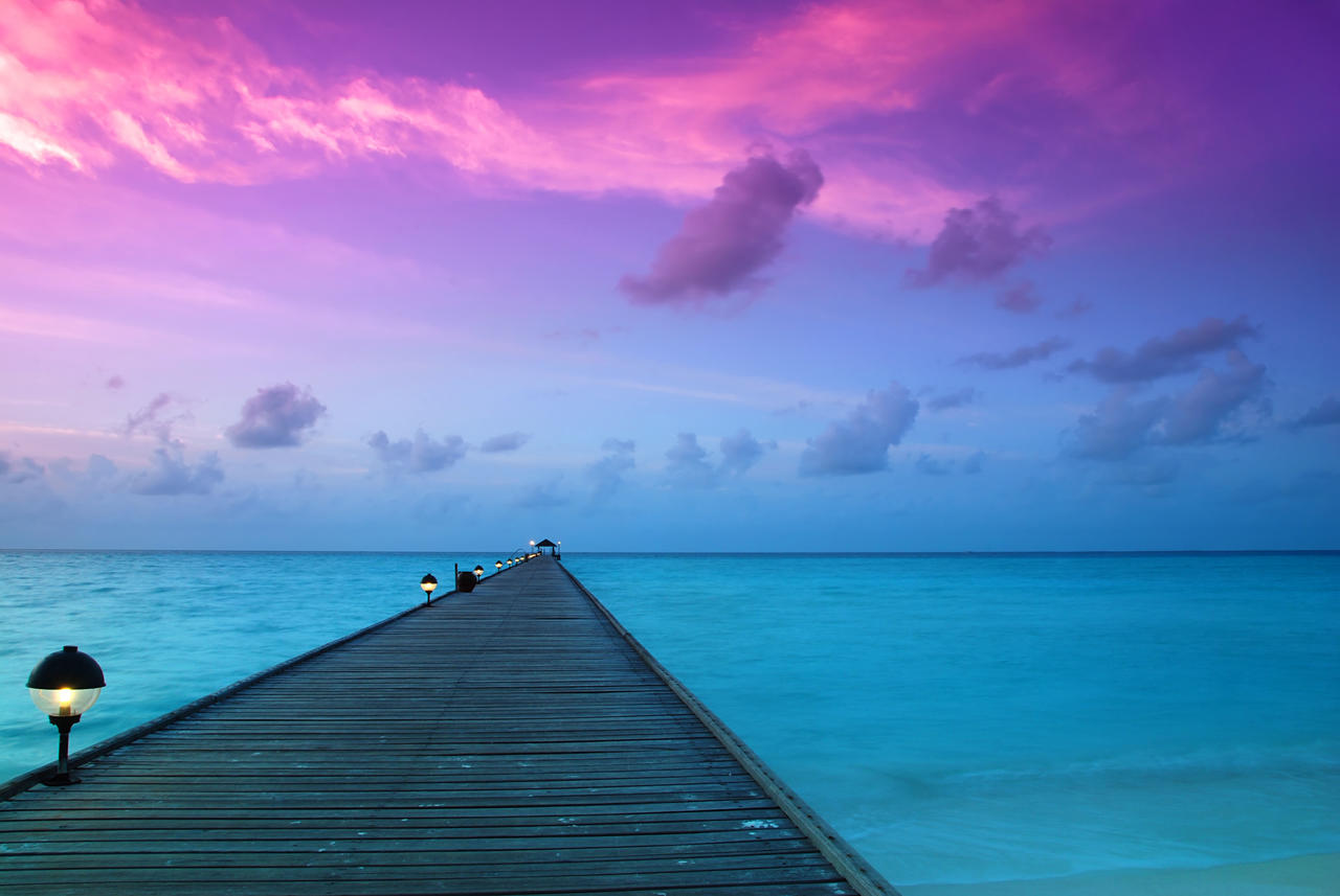 浪漫唯美梦幻马尔代夫的码头紫色天空下的蓝色大海