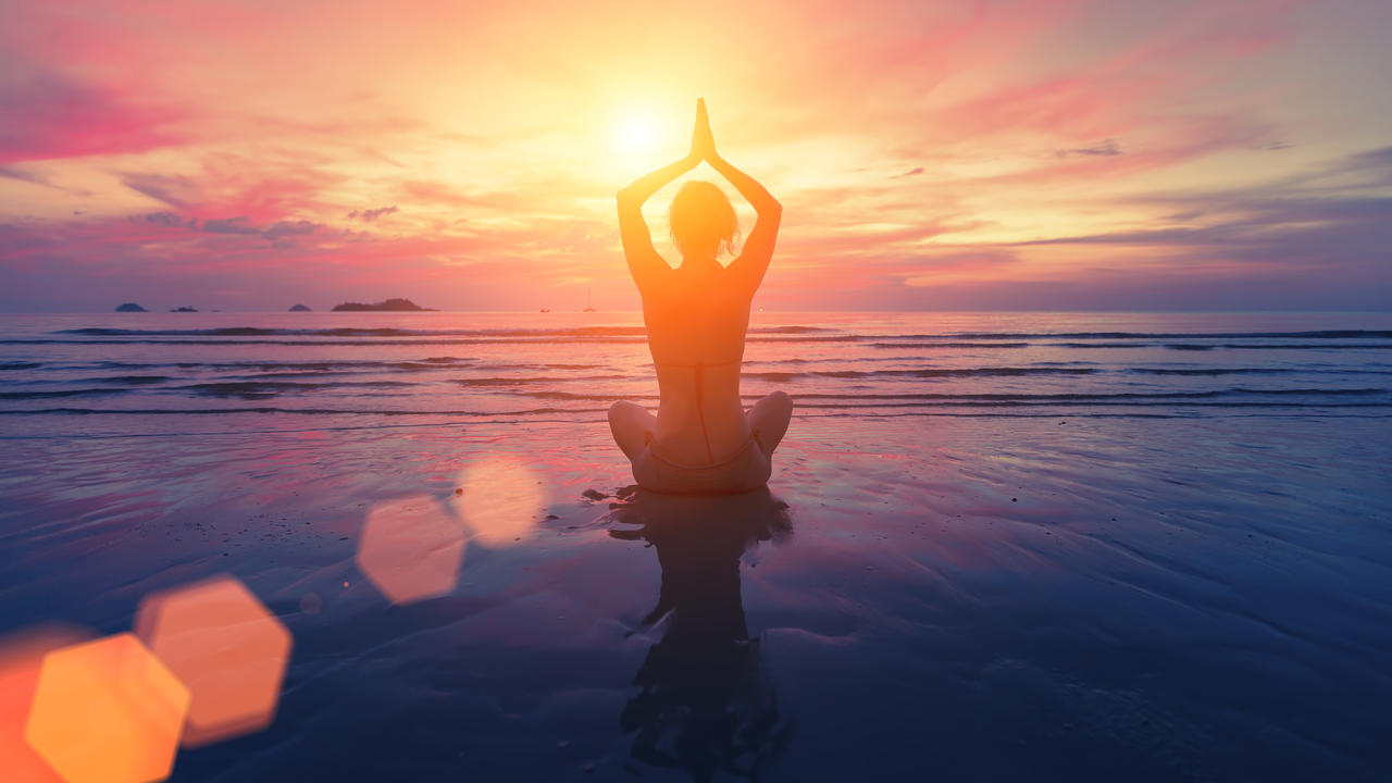 女人背影練瑜伽的女人藍天白云夕陽晚霞大海風景圖戶外瑜伽