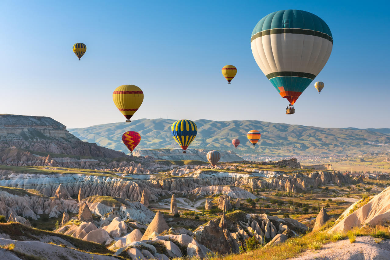 土耳其那边可以看到天空中飞行的热气球土耳其旅游