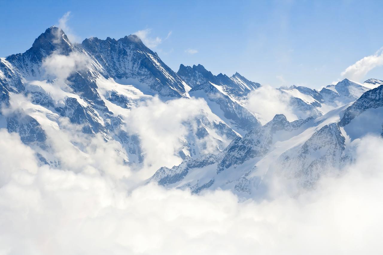 云层中的阿尔卑斯山脉风景