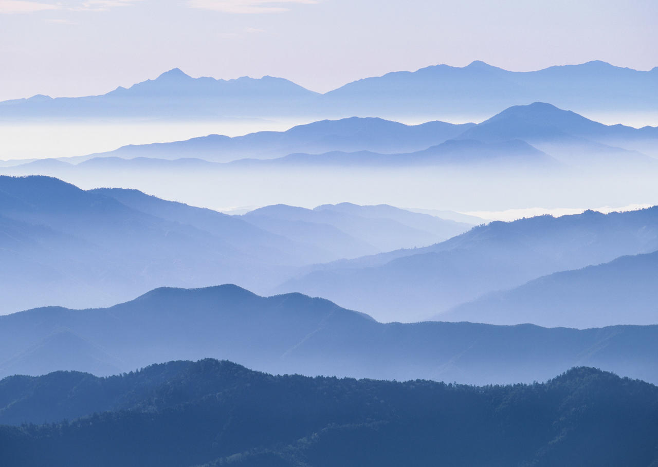 蓝色水墨古风自然风景云海山脉山顶连绵的山脉山顶广阔美景图