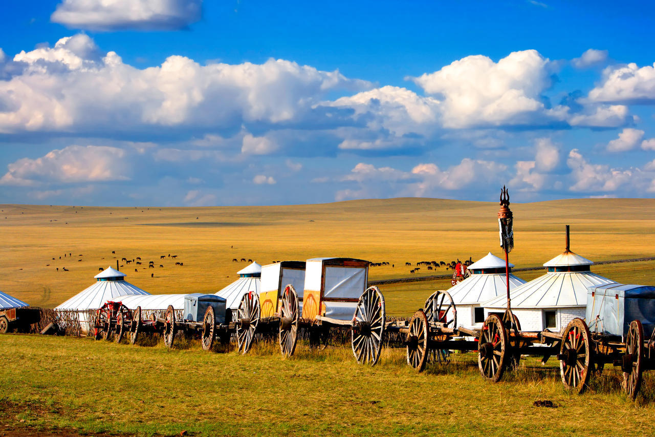 在草原上迁徙蒙古包内蒙古旅游