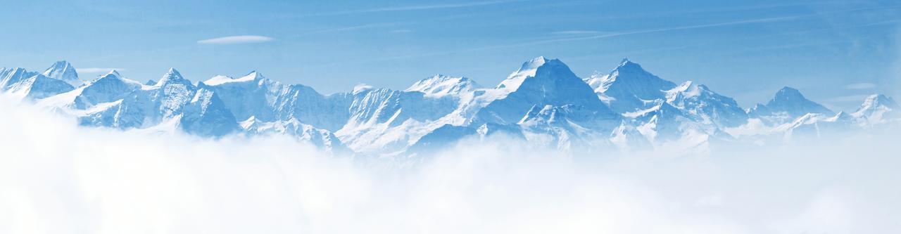 雪山风景用蓝色天空从山峰阿尔卑斯山的全景